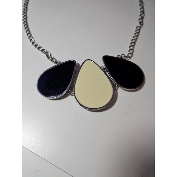 *Sale* Silver tone necklace with black and white pendant - Picture 11 of 11